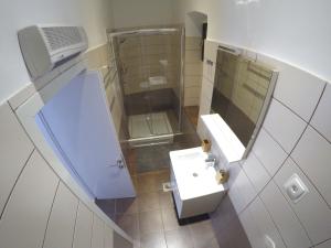Baño pequeño con lavabo y espejo en Rooms Gero, en Zadar