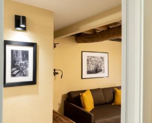 a living room with a couch in a room at Meb in Riomaggiore