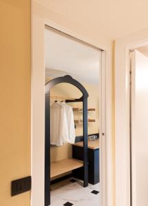 a closet with a mirror in a room at Meb in Riomaggiore
