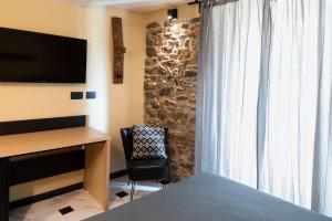 a bedroom with a bed and a desk and a window at Meb in Riomaggiore