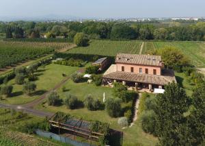 an aerial view of a house in a vineyard at La Fornasaccia in Cesena