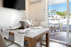 Gallery image of Portoverde Luxury Houseboat in Misano Adriatico