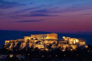 una vista de la acrópolis por la noche en Athens Riviera Loft en Athens