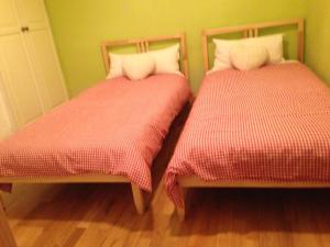 アーロにあるap. con encantoのベッド2台が隣同士に設置された部屋です。