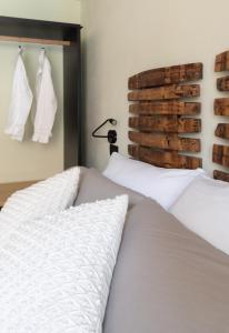 two beds in a bedroom with white sheets and towels at Meb in Riomaggiore