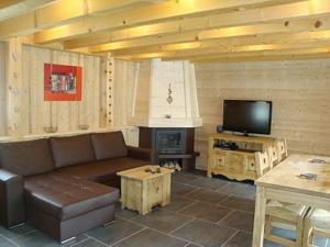シクストにあるL'Erine des Alpes SPA Chalet individuel grand confortのリビングルーム(ソファ、薄型テレビ付)