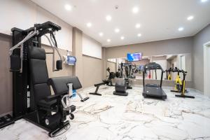 einen Fitnessraum mit mehreren Trainingsgeräten in einem Raum in der Unterkunft Hotel Milano Castello in Mailand