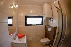un piccolo bagno con servizi igienici e lavandino di Amber Playa a Dębki