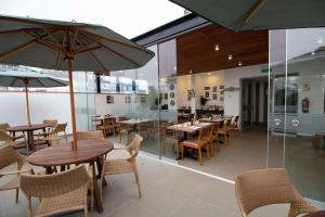 a patio area with tables, chairs and umbrellas at Tierra Viva Miraflores Centro in Lima