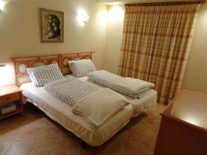 ein Bett mit zwei Kissen auf einem Zimmer in der Unterkunft One Bedroom Apartment with Stunning Views in Alvor