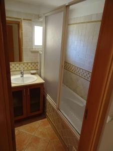 un baño con lavabo y ducha en One Bedroom Apartment with Stunning Views, en Alvor