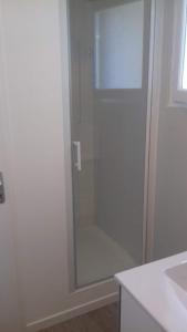 ラ・トリニテ・シュル・メールにあるStudioのバスルーム(ガラスドア付きのシャワー付)