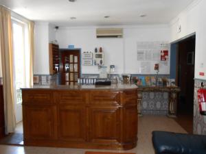 uma cozinha com uma grande ilha de madeira num quarto em Residencial Joao XXI em Lisboa