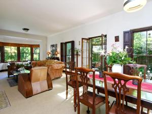ハウト・ベイにあるHout Bay Hideawayのソファとテーブルと椅子のあるリビングルーム