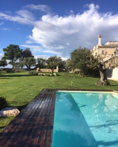 una piscina con una casa al fondo en Masseria Sant'Elia, en Martina Franca