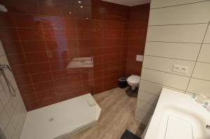 een badkamer met een toilet en een wastafel bij Hotel De Quebec in Rouen