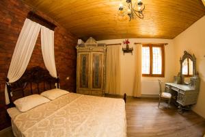 Postel nebo postele na pokoji v ubytování Vintage Art Rooms + 37 fotografií