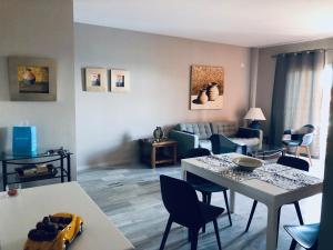 salon ze stołem i kanapą w obiekcie Casa de Dolores w mieście Estepona