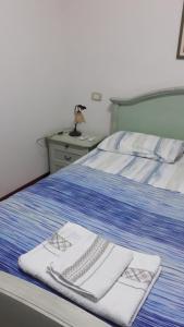 a bedroom with two towels on a bed at Appartamento Ai Tigli in Caorle