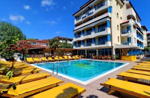 The swimming pool at or close to Bora Bora Hotel