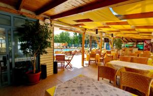 un restaurant avec des tables et des chaises et une terrasse dans l'établissement Bora Bora Hotel, à Sunny Beach