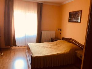 A bed or beds in a room at Horváth Vendégház