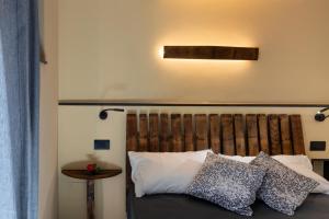 a bedroom with a bed with a wooden headboard and pillows at Meb in Riomaggiore
