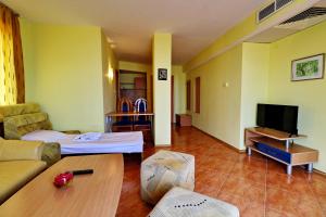 - un salon avec un canapé et une télévision dans l'établissement Bora Bora Hotel, à Sunny Beach