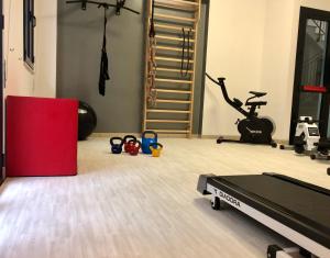 einen Fitnessraum mit Laufband und Heimtrainer in der Unterkunft Hotel Della Motta in Bellaria-Igea Marina