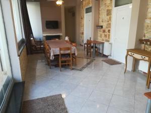 Televízia a/alebo spoločenská miestnosť v ubytovaní Skourtaniotis spa rooms