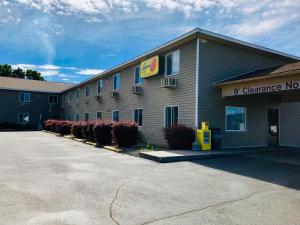 un edificio con un cartel en el costado en Super 8 by Wyndham Lewiston en Lewiston