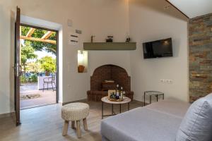 A television and/or entertainment centre at Casa Kariki - Traditional House in Psinthos