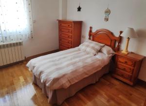 1 dormitorio con 1 cama, vestidor y ventana en El piso perfecto para disfrutar de Zamora, en Zamora