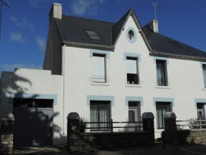 a white house with a black roof at Les toiles de mer in Fouesnant