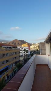 een balkon met uitzicht op een stad bij Bubu Beach 5 Ático in Los Cristianos