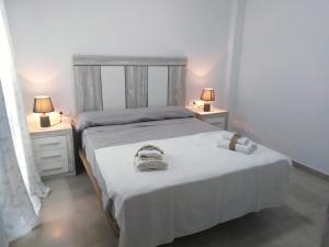 A bed or beds in a room at Apartamentos Cachón Még 37 kép
