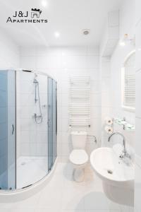 Kúpeľňa v ubytovaní J&J Apartments Łazienna 30 Apartament 10-5