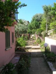 una passerella tra due edifici in un giardino di Villaggio Sa Ventana a Badesi