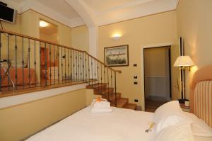 Habitación de hotel con cama y escalera en A Palazzo Busdraghi Residenza D'Epoca, en Lucca