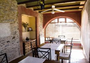 Restaurace v ubytování Casa Rural La Torrecilla con PISCINA PRIVADA