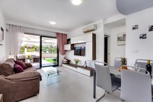 TV a/nebo společenská místnost v ubytování La Zenia Sabrina Apartment 5