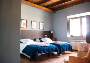 Giường trong phòng chung tại Casa Rural La Torrecilla