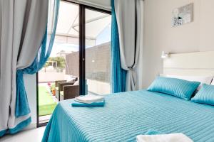 Postel nebo postele na pokoji v ubytování La Zenia Sabrina Apartment 5 + 37 fotografií