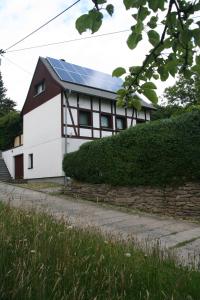 een huis met zonnepanelen op het dak bij Ferienwohnung Czornebohblick in Kubschütz