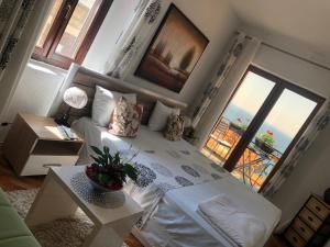 Un dormitorio con una cama y una mesa con una planta. en Apartments Debora, en Ulcinj