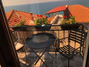 una mesa y sillas en un balcón con vistas en Apartments Debora, en Ulcinj