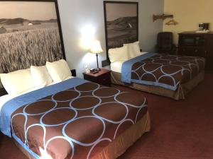 Ένα ή περισσότερα κρεβάτια σε δωμάτιο στο Super 8 by Wyndham Lewiston