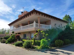 ein großes Haus mit Balkon darüber in der Unterkunft Villa CiTe- jardines/BBQ/terrazas/ para familias in Teruel