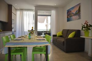 sala de estar con mesa y sofá en Residence Lake Como, en Colico