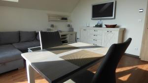 salon ze stołem i kanapą w obiekcie Apartman Erika Lipno w mieście Frymburk +16 zdjęć